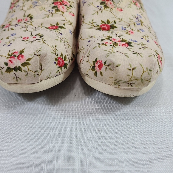 Toms Floral Print Shoes - Picture 2 of 5